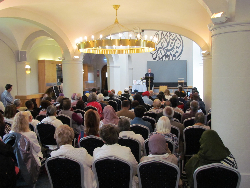 Faith leaders, Ambassadors for Peace, and community representatives gathered at the Al-Mahdi Institute for a UPF UK and WFWP interfaith service on ‘The Healing Power of Forgiveness’, featuring speakers from Christian, Muslim, Hindu, and other traditions.